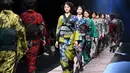 Model mengenakan kimono rancangan desainer Jepang, Jotaro Saito untuk koleksi Fall Winter 2019/2020 pada Tokyo Fashion Week di Tokyo, Rabu (20/3/2019). (Photo by Toshifumi KITAMURA / AFP)