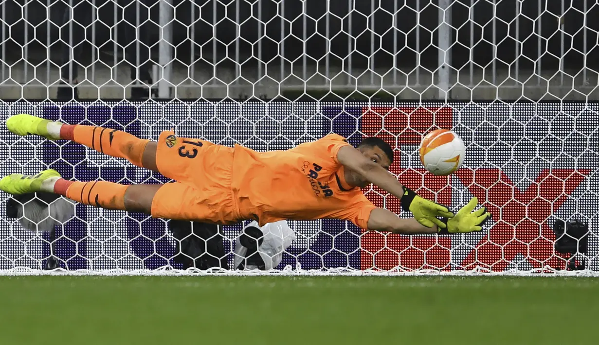 Kiper Villarreal, Geronimo Rulli berhasil menepis eksekusi penalti kiper Manchester United, David De Gea dalam babak adu penalti laga final Liga Europa 2020/2021 di Gdansk Stadium, Polandia, Rabu (26/5/2021). Villarreal menang 12-11 (1-1) atas Manchester United. (AP/Adam Warzawa/Pool)