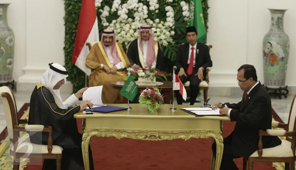 Menteri Perhubungan Budi Karya Sumadi (kiri) menandatangani kerjasama dengan pejabat Arab Saudi disaksikan oleh Presiden Jokowi dan Raja Arab Salman bin Abdulaziz Al-Saud di Istana Bogor, Jawa Barat, Rabu (1/3). (Liputan6.com/Angga Yuniar)