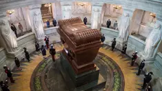 Presiden Prancis Emmanuel Macron dan istrinya Brigitte Macron berdiri di depan makam Kaisar Prancis Napoleon (1769-1821) saat upacara peringatan 200 tahun kematiannya di Chapelle Saint-Jerome, Invalides, Paris, Prancis, Rabu (5/5/2021). (Christophe PETIT TESSON/POOL/AFP)