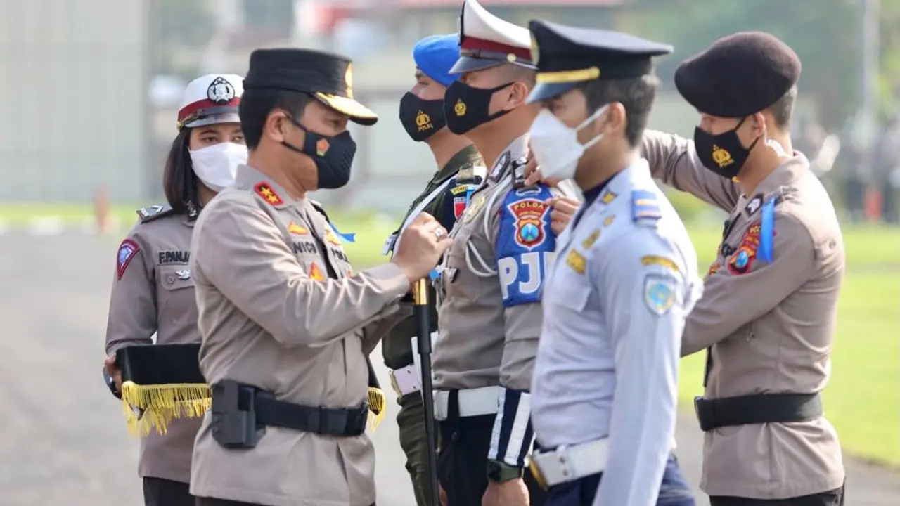 Polda Jatim menggelar apel persiapan Ramadan dan larangan mudik. (Dian Kurniawan/Liputan6.com)