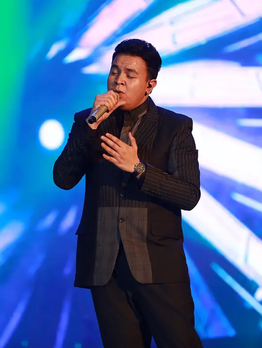 Setelah membawakan lagu tersebut dengan gaya khas andalannya, Tulus kembali menyampaikan rasa groginya.(Deki Prayoga/Bintang.com)
