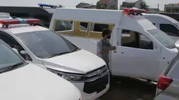 Pekerja memeriksa mobil ambulans di Babelan, Kabupaten Bekasi, Jawa Barat, Minggu (27/9/2020). Perakitan mobil ambulans meningkat 100 persen menjadi 700 unit saat pandemi COVID-19 dengan harga Rp 20 juta hingga Rp 1,5 milliar. (Liputan6.com/Herman Zakharia)