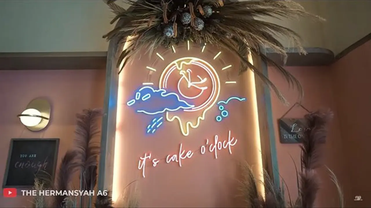 7 Potret Cafe Baru Keluarga Anang Hermansyah, Menjaul Berbagai Kue
