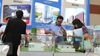 Pengunjung melihat maket perumahan saat pameran Indonesia Properti Expo 2016 di Jakarta, Rabu  (17/2). Penjualan properti tahun ini diprediksi mengalami peningkatan di kisaran 5%-10% jika suku bunga acuan BI turun 50 basis poin (Liputan6.com/Angga Yuniar)