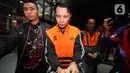 Bupati Rejang Lebong, Muhammad Fikri Thobari, saat digiring petugas naik mobil tahanan usai menjalani pemeriksaan di Gedung Merah Putih Komisi Pemberantasan Korupsi (KPK), Jumat (11/3/2026) dini hari WIB. (Liputan6.com/Helmi Fithriansyah)