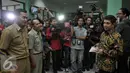 MenPANRB Yuddy Chrisnandi berbincang dengan sejumlah PNS saat melakukan sidak di Pertanahan Jakarta Timur, Senin (11/7). Menpan RB juga melakukan sidak ke tempat-tempat pelayanan publik. (Liputan6.com/Johan Tallo)
