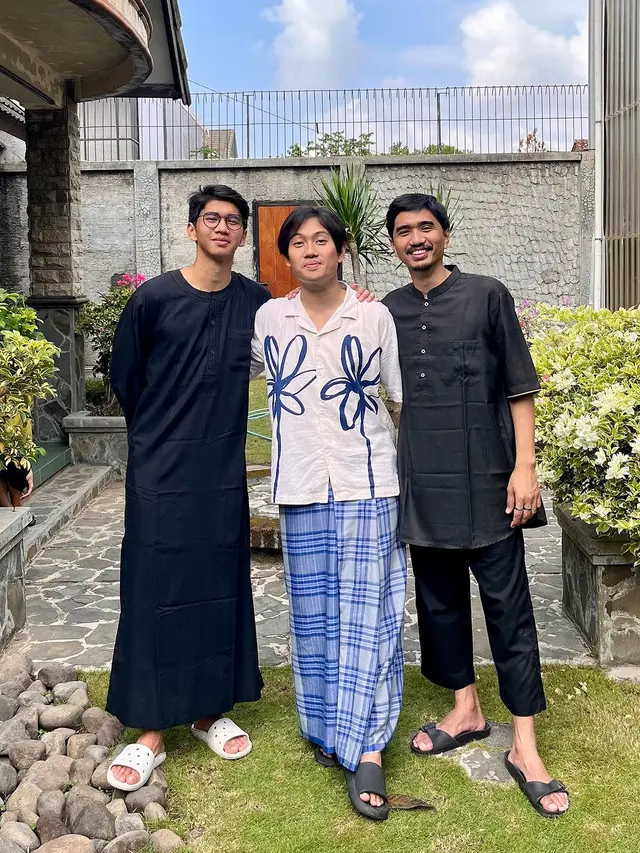 6 Momen Duta Sheila On 7 Diserbu Emak-Emak Usai Sholat Idul Adha, Ramah Sapa Fans