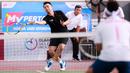 Selebritas Indonesia, Raffi Ahmad berusaha mengembalikan bola ke arah pasangan Rezky Aditya dan Tanta Ginting pada laga tenis nomor ganda putra Turnamen Olahraga Selebriti Indonesia di GOR UNJ, Jakarta, Minggu (30/07/2023). Raffi yang berpasangan dengan Deddy Mahendra Desta menang dengan skor 4-6, 6-4, dan 6-4. (Bola.com/Bagaskara Lazuardi)