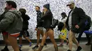 Sejumlah penumpang tanpa mengenakan celana bersiap menaiki kereta selama No Pants Subway Ride ke-18 di London Underground di London, Inggris (13/1). Peringatan ini dilaksanakan setiap tahunnya bermula dari Kota New York, AS. (AFP Photo/Daniel Leal-olivas)