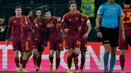 Giallorossi membuka keunggulan pada menit ke-14 lewat aksi Matias Soule. Lima menit berselang, AS Roma menggandakan keunggulan lewat gol yang dicetak Manu Kone. Tampak dalam foto, penyerang AS Roma asal Argentina, Matias Soule (C), merayakan gol pertama timnya selama pertandingan sepak bola Serie A Italia melawan Genoa di Stadio Olimpico pada Senin 29 Desember 2025 waktu setempat atau Selasa (30/12/2025) dini hari WIB. (Filippo MONTEFORTE/AFP)
