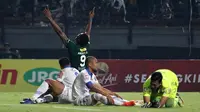 Duel Persebaya vs Persib di Stadion Gelora Bung Tomo, Surabaya, Jumat malam (5/7/2019). (Bola.com/Aditya Wany)