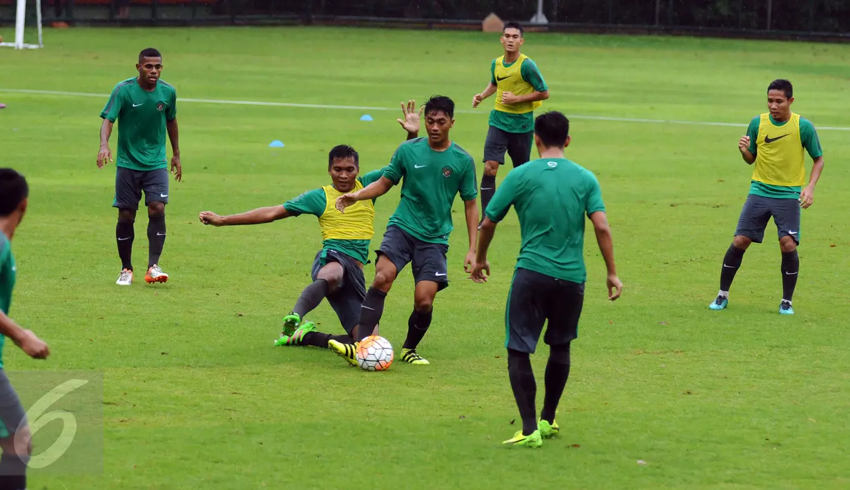 Sejumlah pemain berebut bola saat latihan seleksi Timnas Indonesia U-22 di Lapangan SPH Karawaci, Tangerang, Selasa (21/2). Latihan seleksi tahap pertama Timnas Indonesia U-22 dipimpin langsung pelatih Luis Milla. 