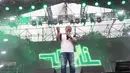 Kehadiran mereka langsung disambut riuh sorakan dari para penggemar yang sudah memadati area panggung utama. Tampak dalam foto, vokalis grup band Wali, Faank, saat tampil pada hari kedua gelaran KapanLagi Buka Bareng (KLBB) Festival 2026 di Stadion Madya, Kompleks Gelora Bung Karno, Senayan, Jakarta, Minggu 1 Maret 2026. (Dok/Kapanlagi Youniverse)