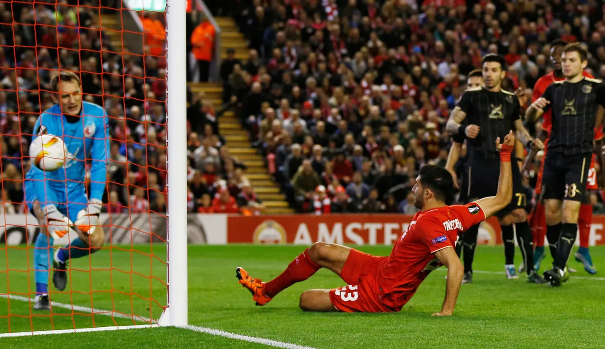 Kiper Rubin Kazan, S. Ryzhikov gagal mengahalau tendangan gelandang Liverpool, Emre Can pada laga lanjutan Grup B Liga Europa di Anfield, Jumat (23/10/2015). Liverpool bermain imbang dengan Rubin Kazan dengan skor 1-1. (Reuters/Phil Noble)