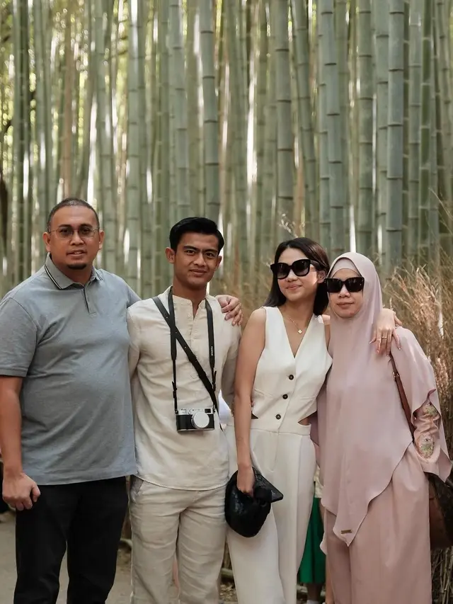 6 Momen Pratama Arhan Liburan Bareng Azizah Salsha dan Mertua di Kyoto, Kompak Banget