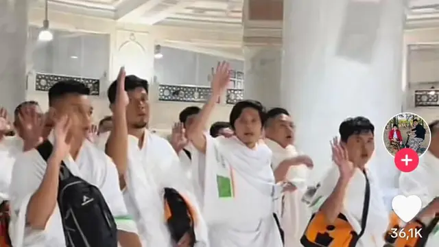 Gus Iqdam dan jemaaahnya mengenakan baju ihram, saat pelaksanaan ibadah umrah di Tanah Suci. (Foto: Istimewa)