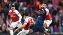 Aksi Sokratis meredam pergerakan Mochtar Diakhaby pada leg 1, semifinal Liga Europa yang berlangsung di Stadion Emirates, London, Jumat (3/5). Arsenal menang 3-1 atas Valencia. (AFP/Glyn Kirk)