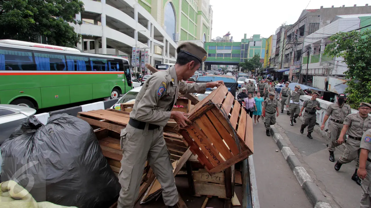 Penertiban PKL dan Parkir Liar di Tanah Abang-Jakarta- Johan Tallo-20170504