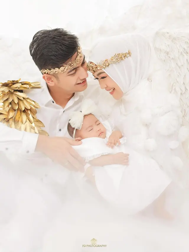 7 Gaya Pemotretan Terbaru Keluarga Ria Ricis, Baby Moana Bikin Gemas