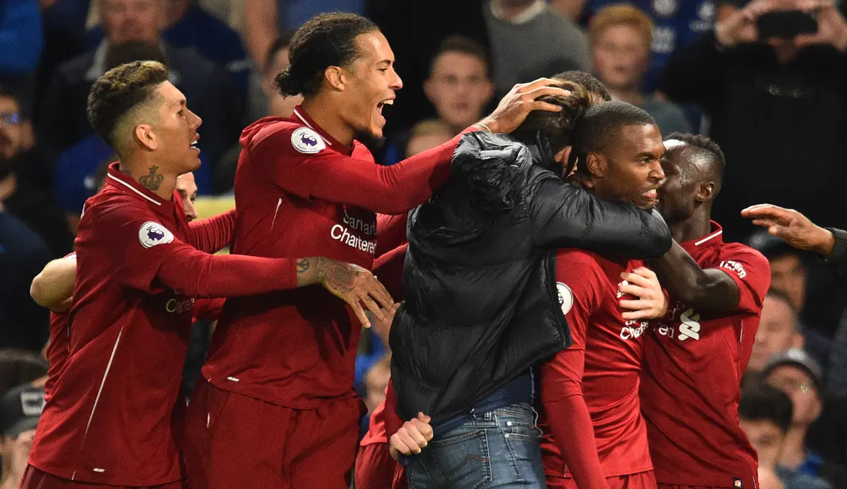 Para pemain Liverpool merayakan gol yang dicetak Daniel Sturridge ke gawang Chelsea pada laga Premier League di Stadion Stamford Bridge, London, Sabtu (29/9/2018). Kedua klub bermain imbang 1-1. (AFP/Glyn Kirk)