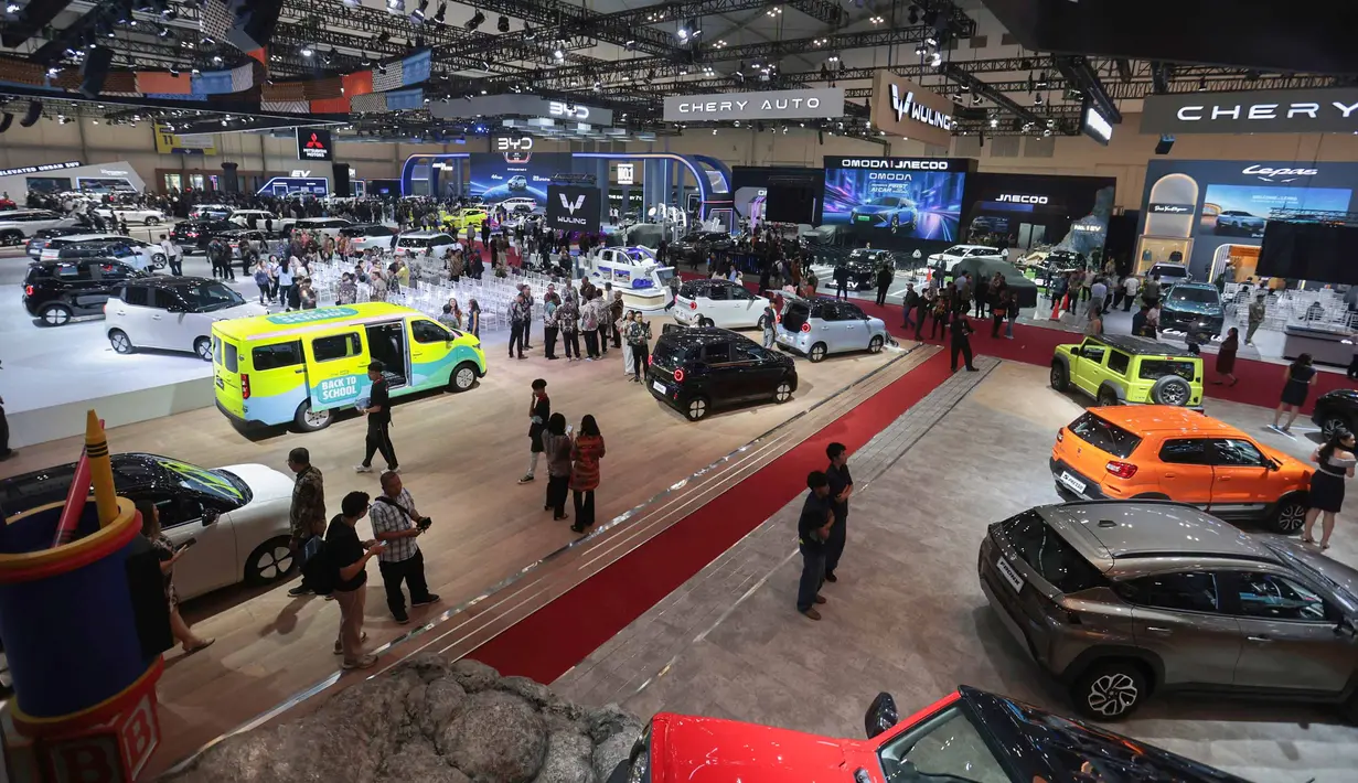 Pengunjung menyaksikan deretan mobil terbaru saat Exclusive Media Day GAIKINDO Indonesia International Auto Show (GIIAS) 2026 di Indonesia Convention Exhibition (ICE) BSD City, Tangerang, Rabu, 29 Juli 2026. (KLY/ Budy Santoso)