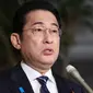 Perdana Menteri Jepang Fumio Kishida berbicara kepada media tentang situasi setelah gempa bumi besar dan peringatan tsunami di pantai barat Jepang di Kantor Perdana Menteri di Tokyo, Jepang, Senin (1/1/2024). (STR / JIJI Pers/AFP)