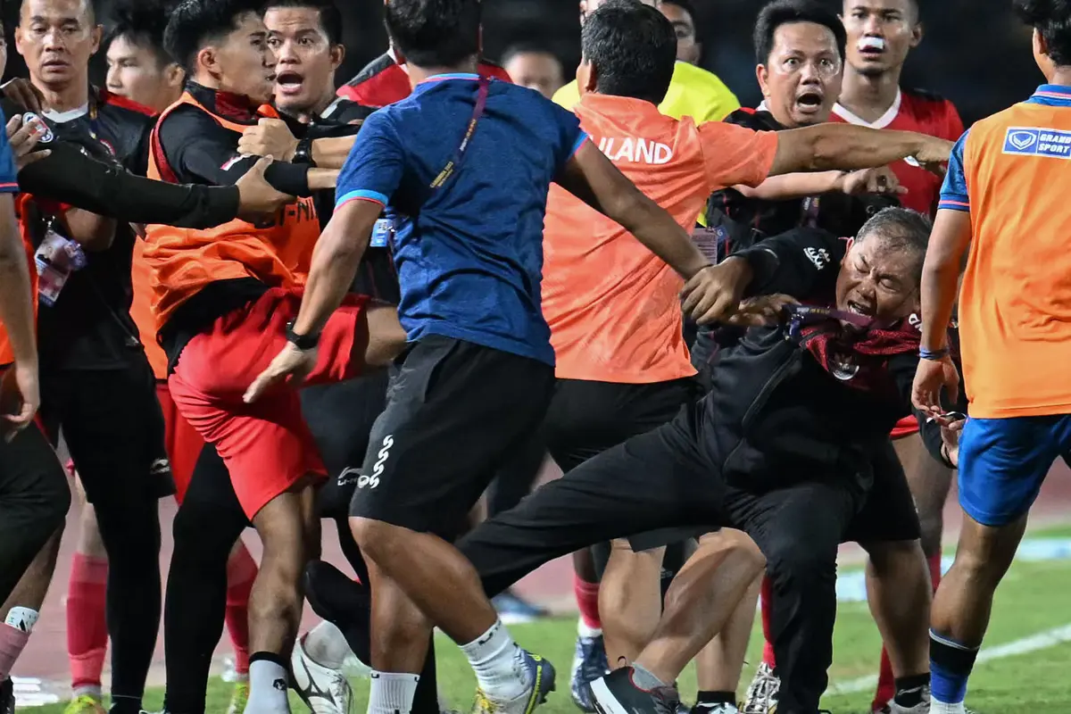 Foto: Tawuran Massal dalam Final SEA Games 2023, Memalukan! Manajer Timnas Indonesia U-22 Dikeroyok Pemain Thailand