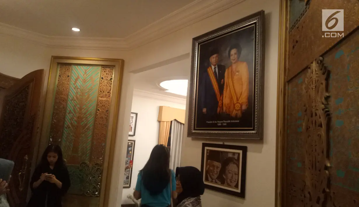 Koleksi foto dan lukisan di rumah duka Presiden ke-3 RI BJ Habibie, Patra Kuningan, Jakarta, Rabu (11/9/2019). Makam BJ Habibie bakal bersebelahan dengan sang istri tercinta, Ainun Habibie. (Liputan6.com/Angga Yuniar)