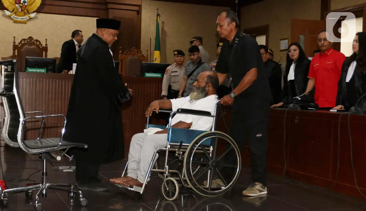 Pertimbangan memberatkan dalam vonis ini yakni Lukas tidak mendukung program pemerintah dalam memberantas korupsi di Indonesia. Lalu, Lukas dinilai tidak sopan dalam persidangan karena pernah berkata kasar dan memaki jaksa. (Liputan6.com/Herman Zakharia)