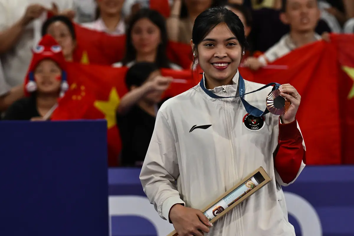 Foto: Momen Swafoto Gregoria Mariska Tunjung di Podium Juara Bareng An Se-young dan He Bing Jiao, Sumbang Medali Pertama untuk Indonesia