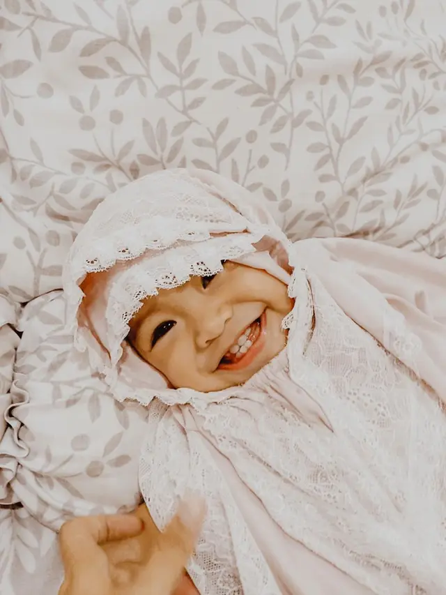 Bikin Gemas, Ini 6 Potret Alinea Putri Raditya Dika Saat Pakai Bandana Hingga Hijab
