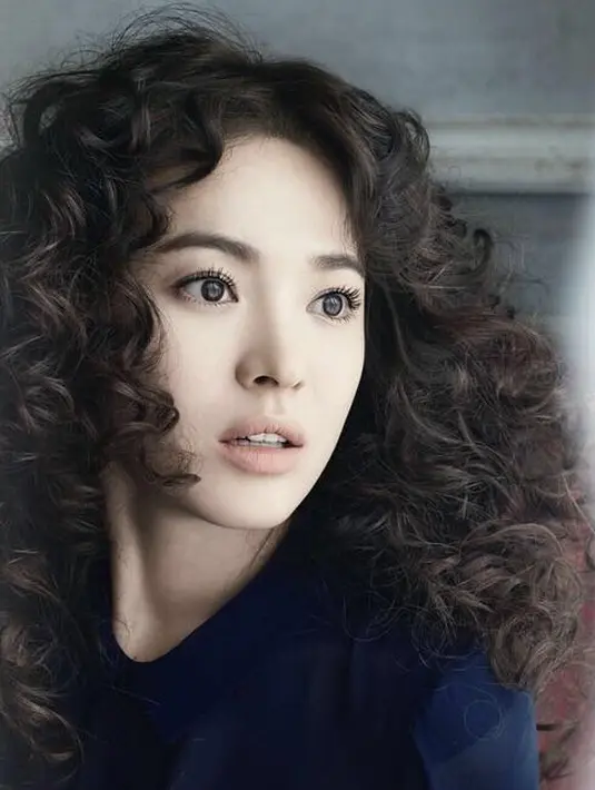 Menurutnya, perhiasan selain dapat mengubah penampilan seseorang juga sangat memengaruhi mood orang tersebut. Ia juga memberikan contoh efek pemakaian kalung dan gelang dalam sehari-hari. (Instagram/kyo1122)