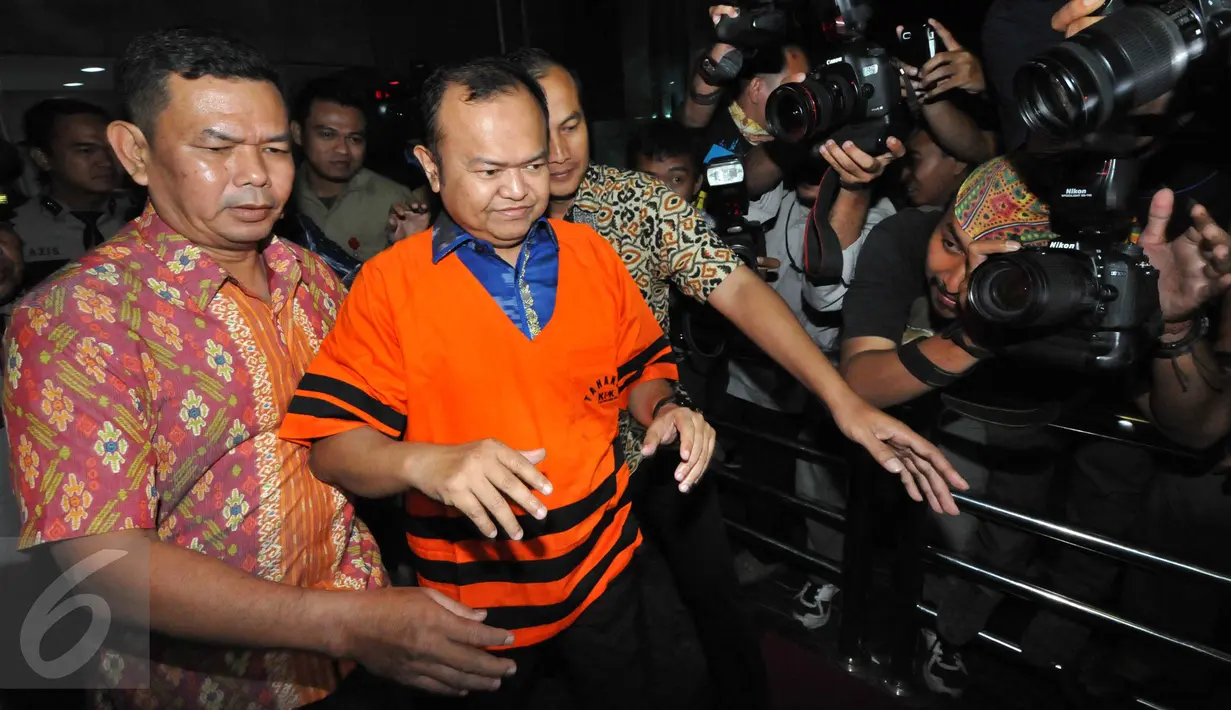 Patrice Rio Capella (tengah) usai menjalani pemeriksaan di KPK, Jakarta, Jumat (23/10/2015). Capella adalah tersangka suap kepada anggota DPR RI terkait penyelidikan Kejaksaan Tinggi Sumatera Utara dan atau Kejaksaan Agung. (Liputan6.com/Helmi Afandi)