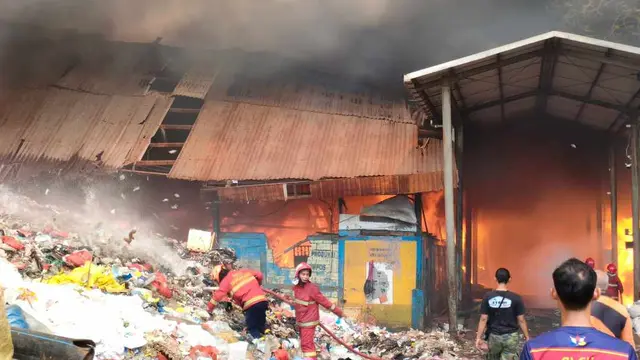 Dikhawatirkan Ganggu Penerbangan, Pemkot Tangerang Terjunkan 450 Personil Padamkan TPA Rawa Kucing