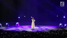Penyanyi Isyana Sarasvati tampil dalam Upacara Penutupan Asian Games 2018 di Stadion Utama Gelora Bung Karno, Jakarta, Minggu (2/9). Isyana membawakan salah satu theme song Asian Games 2018 berjudul Asia's Who We Are. (Liputan6.com/Helmi Fithriansyah)