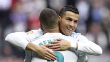 Striker Real Madrid, Karim Benzema, melakukan selebrasi  setelah membobol gawang Malaga, pada pertandingan La Liga, di Santiago Bernabeu, Sabtu (25/11/2017). (AFP/Gabriel Boys).
