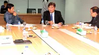 Ketua Tim Ad-Hoc Agum Gumelar (kiri) saat memimpin rapat perdana dihadiri dua perwakilan AFC yaitu Mariano Arneta (tengah) dan Sanjeevan Balasing (kiri) di Kantor PSSI, Jakarta, Jumat (11/12/2015). (Bola.com/Nicklas Hanoatubun)