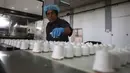 Kembalinya beroperasinya pabrik ini menjadi simbol ketahanan ekonomi di tengah tantangan besar yang dihadapi sektor industri di Gaza. Tampak dalam foto, seorang karyawan Palestina memeriksa kue manis khas lokal yang dikenal sebagai "al-Shatwi" (kue musim dingin) Crimbo, saat pabrik Al-Arees secara bertahap melanjutkan produksinya setelah terhenti akibat perang, di Deir al-Balah, Jalur Gaza tengah pada 12 Januari 2026, (Bashar Taleb/AFP)