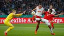 Gelandang Bayern Munchen, Serge Gnabry, berusaha membobol gawang RB Leipzig yang dijaga Peter Gulacsi, pada laga DFB Pokal di Stadion Olympic, Berlin, Sabtu (25/5). Munchen menang 3-0 atas Leipzig. (AFP/Odd Andersen)