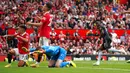 Pemain Arsenal Bukayo Saka (kanan) mencetak gol ke gawang Manchester United pada pertandingan sepak bola Liga Premier Inggris di Stadion Old Trafford, Manchester, Inggris, 4 September 2022. Manchester United menang atas Arsenal dengan skor 3-1. (AP Photo/Dave Thompson)