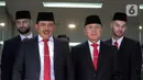 Ketua Umum PSSI Muhammad Iriawan (kedua kanan) bersama pemain sepak bola Sandy Walsh (kanan) dan Jordi Amat (kiri) usai menjalani Sumpah Janji Setia Pewarganegaraan di Kantor Wilayah Kementerian Hukum dan HAM DKI Jakarta, Kamis (17/11/2022). Sandy Walsh dan Jordi Amat resmi menjadi Warga Negara Indonesia (WNI) setelah prosesi pengambilan sumpah secara bersamaan yang digelar secara tertutup. (Liputan6.com/Herman Zakharia)