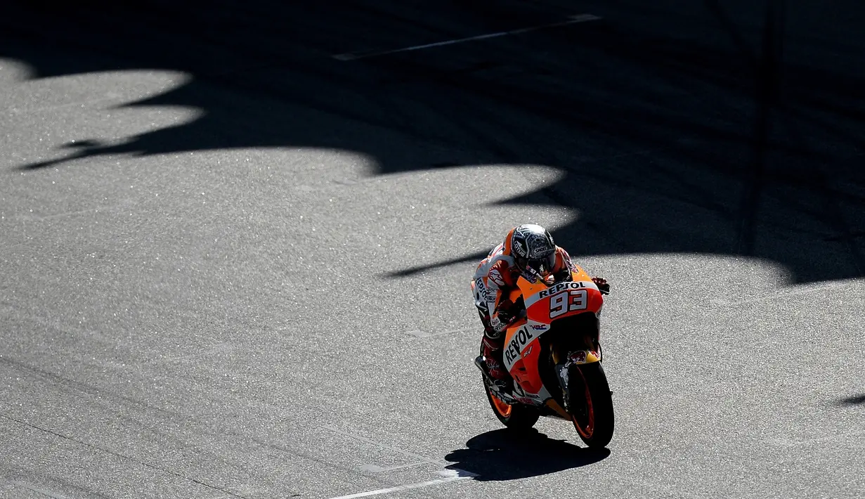 Pebalap Repsol Honda, Marc Marquez, saat beraksi dalam tes MotoGP di Sirkuit Sepang, Malaysia, (1/2/2016). (AFP/Manan Vatsyayana)