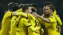 Para pemain Dortmund merayakan gol yang dicetak Marco Reus ke gawang Tottenham. Gol-gol kemenangan Dortmund dicetak oleh Pierre Aubameyang dan dua gol dari Marco Reus. (Reuters/Wolfgang Rattay)