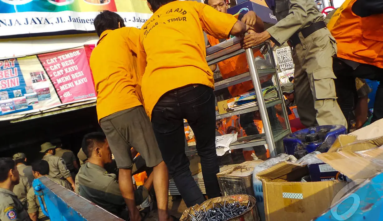 Petugas Satpol PP pun membantu pemilik toko mengevakuasi barang dagangannya. Sebanyak tiga truk milik Dinas Pekerjaan Umum DKI disiagakan untuk membantu pemindahan barang, Jakarta, Rabu (27/8/2014) (Liputan6.com/Faizal Fanani)