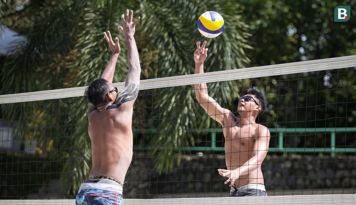 <p>Pemain voli pantai putra Indonesia,&nbsp;Danangsyah Yudistira Pribadi (kanan) melakukan spike ke arah Ade Candra&nbsp;Rachmawan saat latihan persiapan SEA Games 2021 di Padepokan Voli Jenderal Kunarto, Sentul, Rabu (27/04/2022). (Bola.com/Bagaskara Lazuardi)</p>