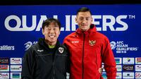 Pelatih Timnas Indonesia, Shin Tae-yong (kiri) dan Jay Idzes berfoto bersama saat konferensi pers menjelang menjelang laga lanjutan putaran ketiga Kualifikasi Piala Dunia 2026 melawan Jepang di Stadion Utama Gelora Bung Karno (SUGBK), Senayan, Jakarta, Kamis (14/11/2024). (Bola.com/Bagaskara Lazuardi)