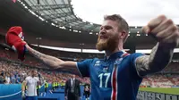 5. Aron Gunnarsson. Kapten timnas Islandia ini pernah bermain untuk Coventry City dan Cardiff City. Sejak 2019, ia memperkuat klub Al-Arabi di Liga Qatar. Kemampuan hebatnya melakukan lemparan ke dalam didapat karena sempat mempelajari bola tangan saat remaja. (AFP/Kenzo Tribouillard)