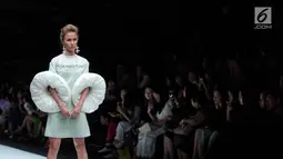Model berpose diatas catwalk mengenakan karya desainer Bunka School of Fashion dalam ajang Jakarta Fashion Week 2018 di Senayan City, Jakarta, Kamis (26/10). Bunka School of Fashion mengusung “Diversity in Art". (Liputan6.com/Faizal Fanani)