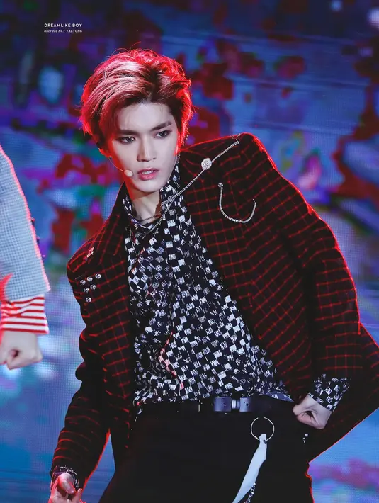 Biasanya Taeyong NCT tampil imut di berbagai kesempatan. Akan tetapi saat mengenakan eyeliner, Taeyong tampak begitu garang. (Foto: koreaboo.com)